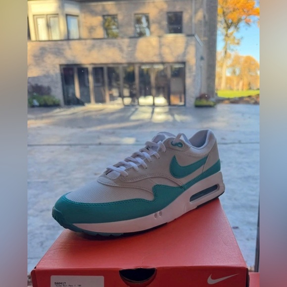 Athletic_Shoes